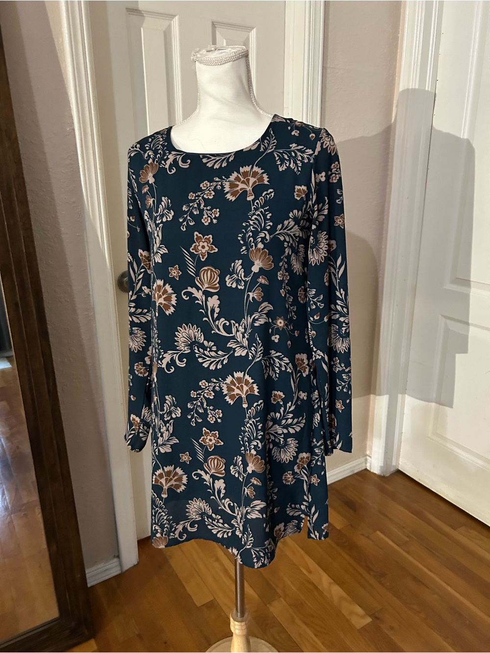 Everly Floral Shift Knee Length Dress in Women’s Small